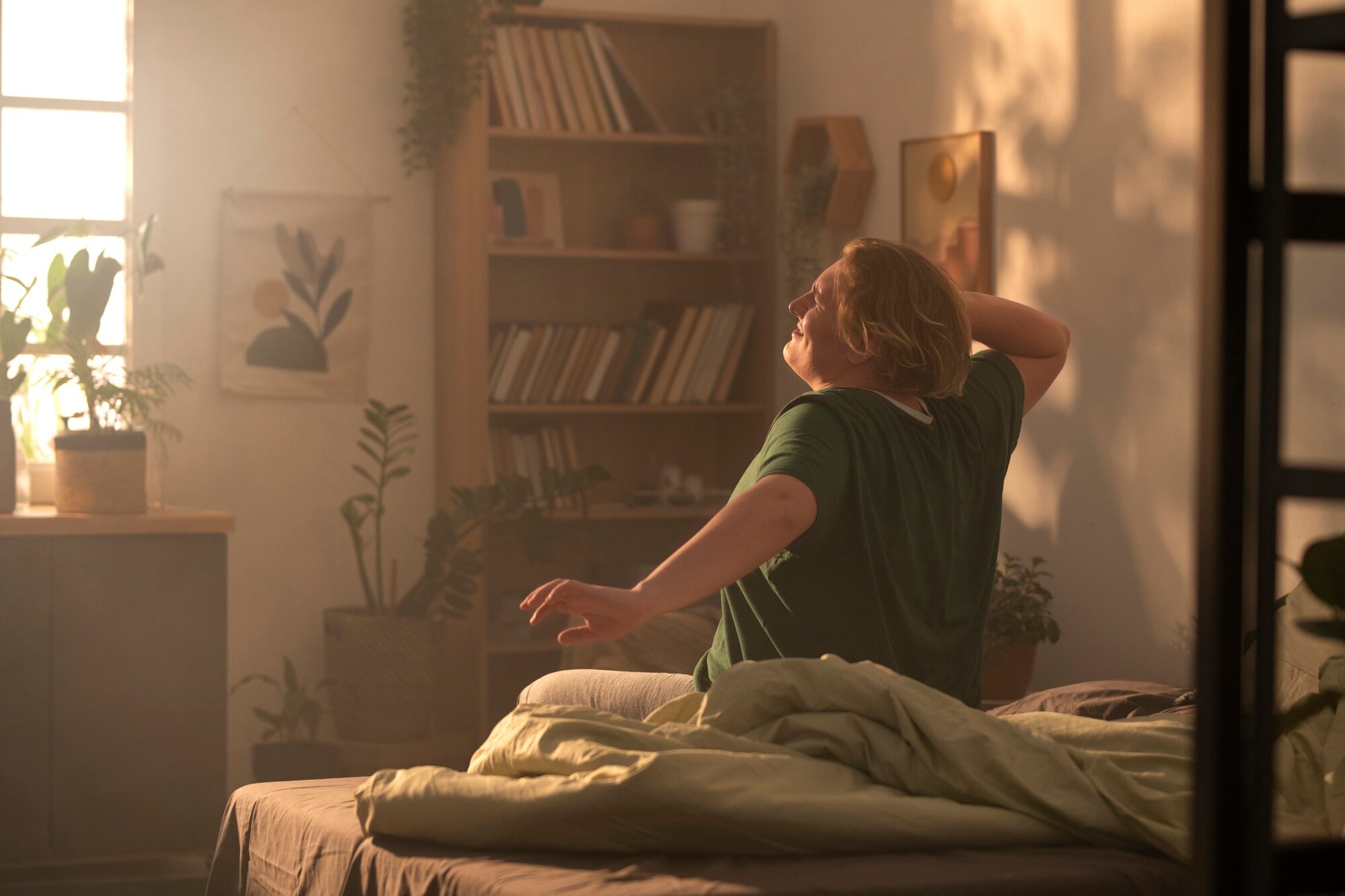 व्यक्ति सुबह की सैर कर रहा है